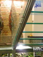 Маршевая двухкосоурная лестница со стекло ступенями 