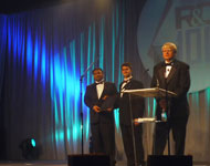 Ранжан Даш (слева) и Профессор Юрий Гогоци (в центре) с Международной наградой 