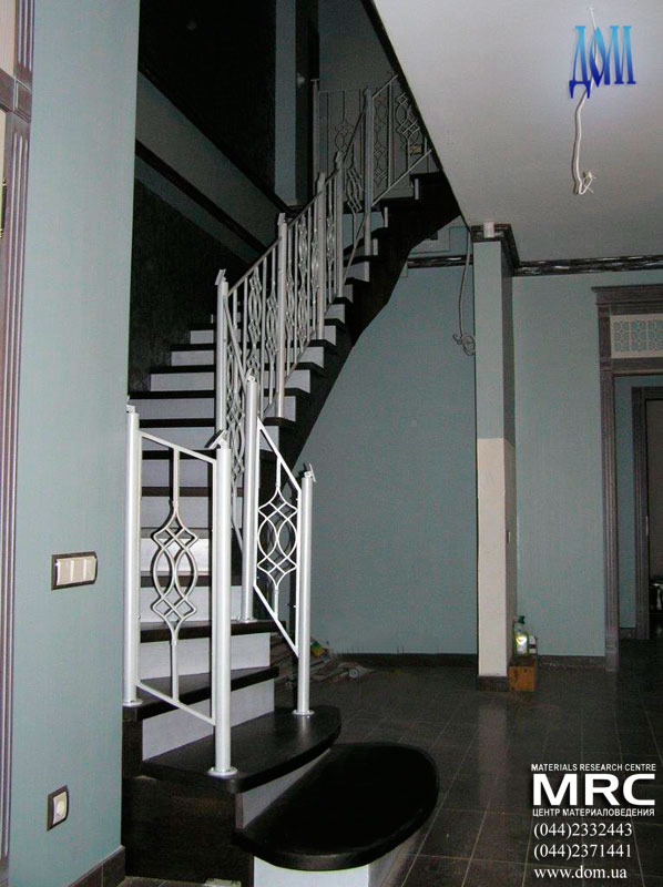 лестница с деревянными ступенями 