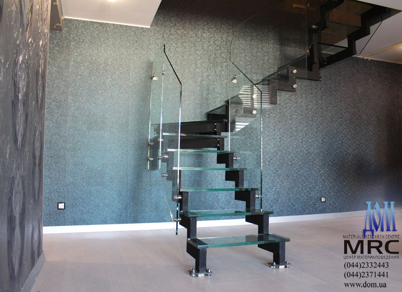 Лестница со стеклянными ступенями. 