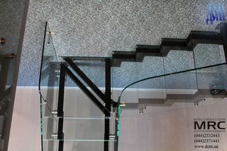 Лестница для дома: ступени, ограждение из стекла 