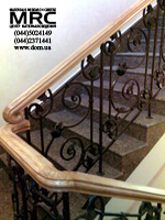 Внутренняя лестница на верхний этаж в Верховном суде Украины. Кованые ограждения лестницы с дубовыми перилами.