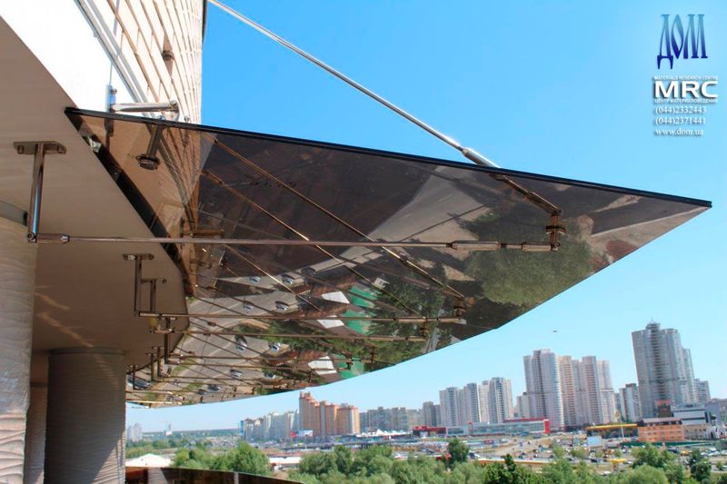 Скло Козирки над терасою на тягах з полірованої нержавіючої сталі, спроектовані з урахуванням сильних вітрових навантажень на великій висоті