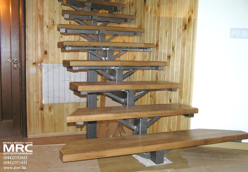 Сборка деревянной лестницы.