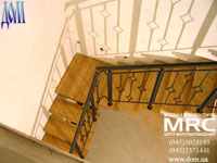 Однокосоурная лестница с дубовыми ступенями