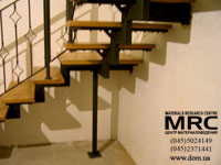 Монтаж однокосоурной лестницы с дубовыми ступенями и кованым ограждением
