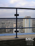 Для террасы на 27 этаже (черный металл с порошковым покрытием, закаленное безопасное архитектурное стекло).
