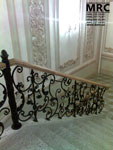 Кованное ограждение лестницы с  дубовым поручнем  в Кловском Дворце