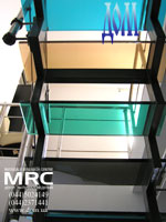 Лестница в квартире с разноцветными ступенями из стекла триплекс