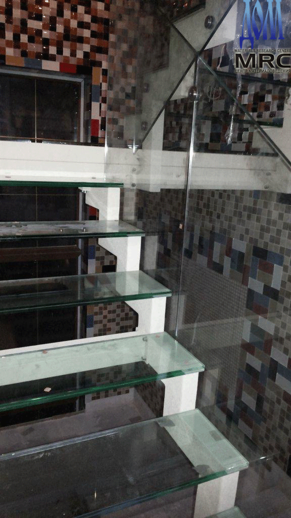 двухкосоурная лестница сос теклянными ступенями и цельностеклянным ограждением