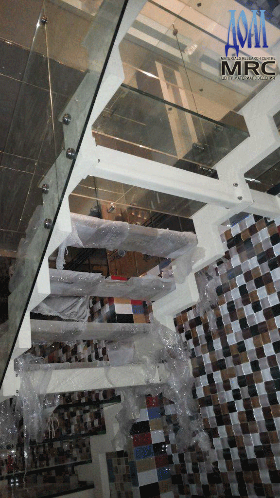 лестница в доме со стеклянными ступенями